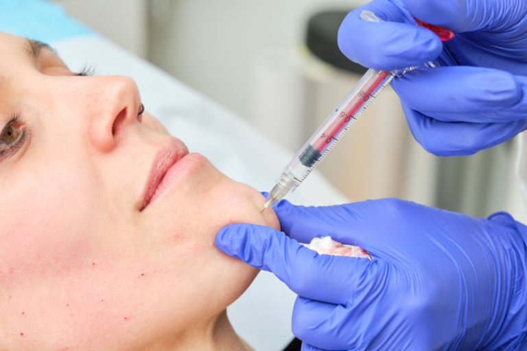 طبيب يقوم بإعطاء حقنة في وجه المريض باستخدام حقنة.