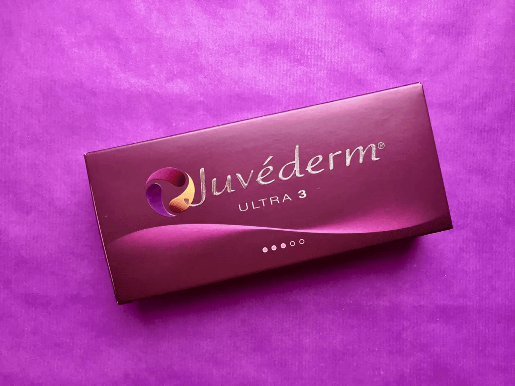 Une boîte violette de Juvederm Ultra 3 placée sur un fond violet.