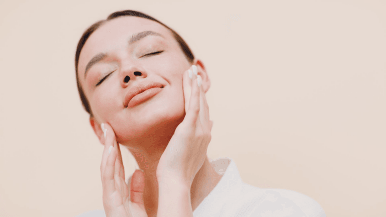 Женщина изображена с закрытыми глазами, нежно касающейся лица обеими руками. Она, по-видимому, находится в состоянии расслабления или созерцания.