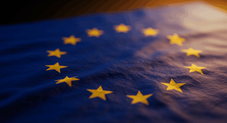 Eine Nahaufnahme der Flagge der Europäischen Union mit blauem Hintergrund und einem Kreis aus gelben Sternen.